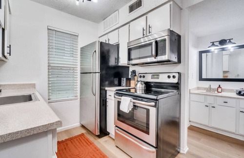 Hyde Park Apartment | Bright & Breezy Austin Studio - Sleeps 3