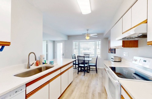 Buxton House | Bright Buxton townhouse with pool access, fast WiFi, AC, W/D & ocean views