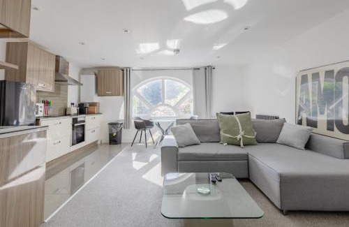 Rotherhithe Apartment | Bright Canal-Side Flat Canada Water