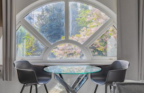 Rotherhithe Apartment | Bright Canal-Side Flat Canada Water