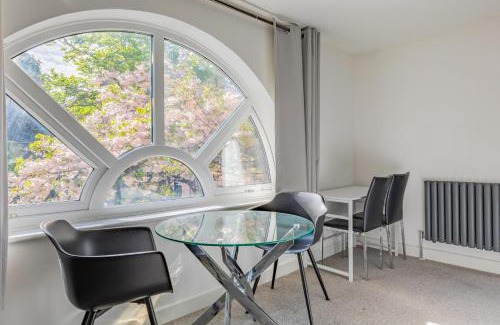 Rotherhithe Apartment | Bright Canal-Side Flat Canada Water