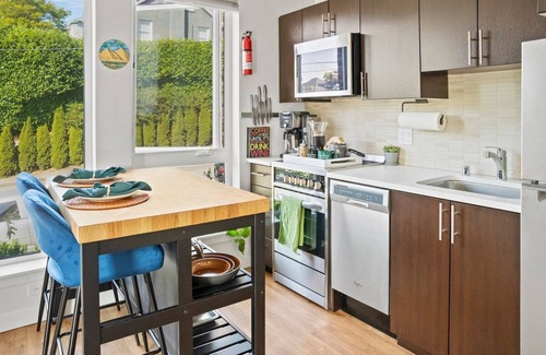 Capitol Hill Condo | Bright Capitol Hill Condo | Great Location & Views