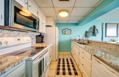 Carolina Beach Apartment | Bright Carolina Beach Condo Public Beach On-Site