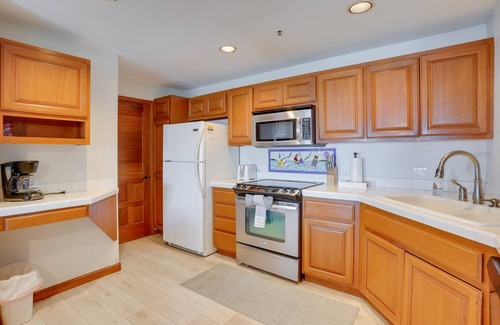 Avalon Condo | Bright Catalina Island Condo w/Ocean Views!
