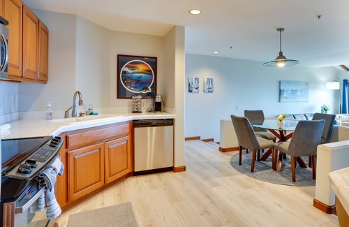 Avalon Condo | Bright Catalina Island Condo w/Ocean Views!