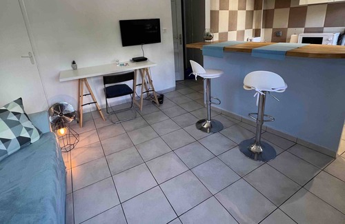 Le Rouet Apartment | Bright, central studio Marseille Prado near Vélodrome
