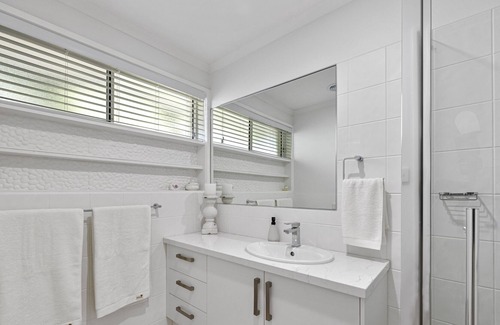 Healesville House | Bright charming 3 bedroom home & walking distance to Four Pillars Gin!