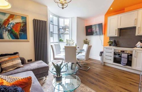 Brighton City Centre Apartment | Bright cheery 4 bd apartment by Brighton Station