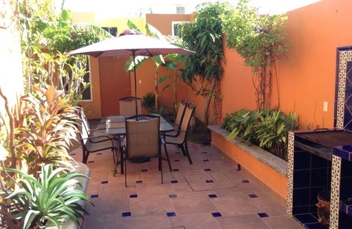 Villa Marina House | Bright, Cheerful, Family-Friendly, Secure Vacation Home 10 Min Walk To The Beach