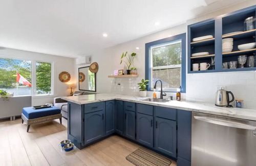 East Hants Cottage | Bright & cheery 2 bedroom lakeside house