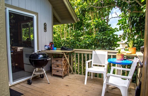 Pupukea Cottage | Bright, clean, airy Rocky Point Beach 1 bedroom loft. Steps to beach & bike path