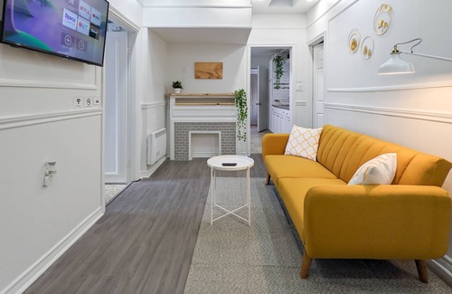Windsor House | Bright & colorful downtown gem with free parking