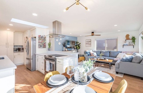 Central District House | Bright & Comfy Central Gem