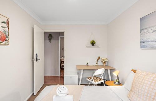 Marayong House | Bright & Comfy Double Room - Cozy and Well-Connected - Shared Bathroom