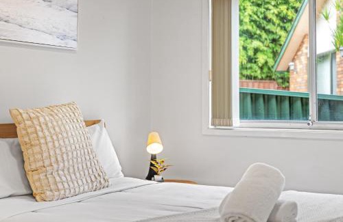 Marayong House | Bright & Comfy Double Room - Cozy and Well-Connected - Shared Bathroom