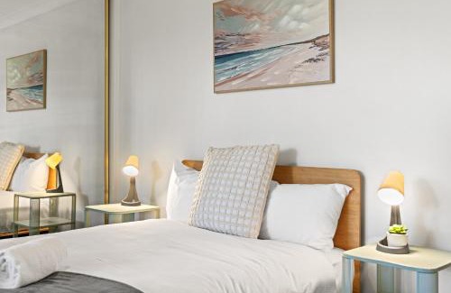 Marayong House | Bright & Comfy Double Room - Cozy and Well-Connected - Shared Bathroom
