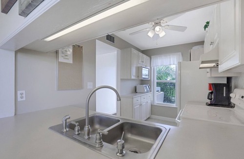 Marco Island Condo | Bright condo in community w/pool/steps to beach
