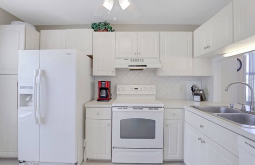 Marco Island Condo | Bright condo in community w/pool/steps to beach