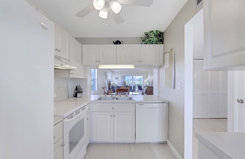 Marco Island Condo | Bright condo in community w/pool/steps to beach