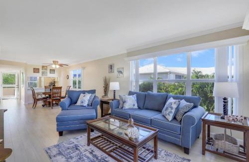 Marco Island House | Bright condo in community with pool/steps to beach
