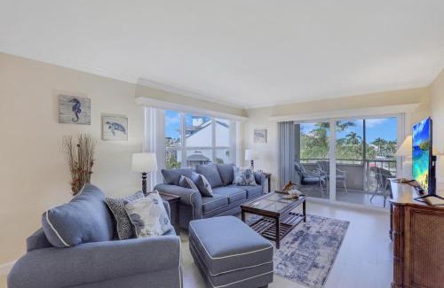 Marco Island House | Bright condo in community with pool/steps to beach
