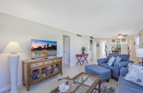 Marco Island House | Bright condo in community with pool/steps to beach