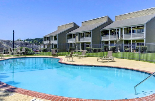 April Sound Condo | Bright Condo w/ Balcony + Pool on Lake Conroe