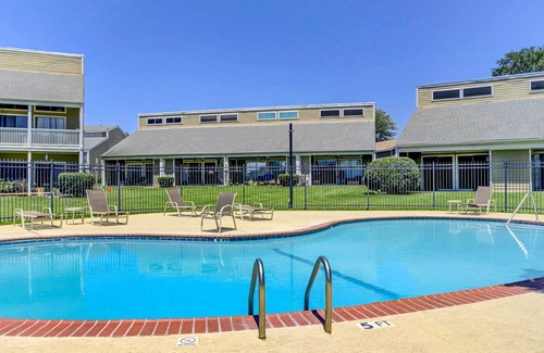 April Sound Condo | Bright Condo w/ Balcony + Pool on Lake Conroe
