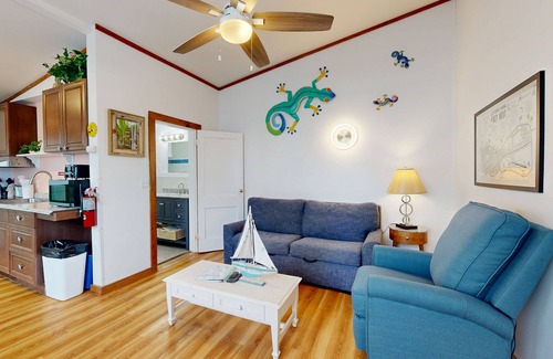 Key West Historic District Condo | Bright Condo with Homey Feel, Entertainment & Private Parking - Beach Nearby