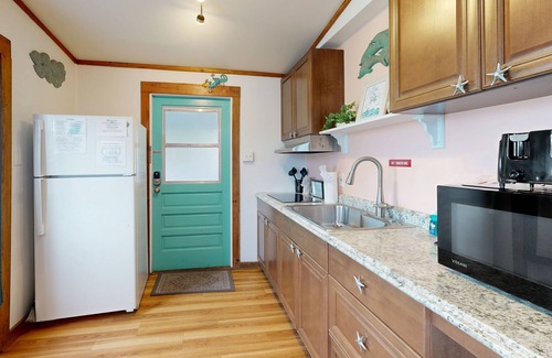 Key West Historic District Condo | Bright Condo with Homey Feel, Entertainment & Private Parking - Beach Nearby