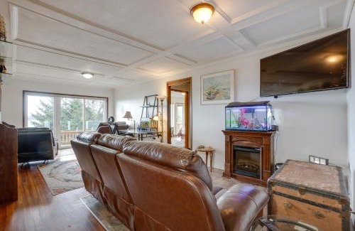 Coos Bay House | Bright Coos Bay Getaway Water Views, Garden!