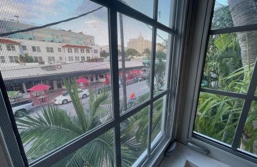 South Beach Apartment | Bright Corner 1 bedroom, 2 blocks to Beach, w/Pool