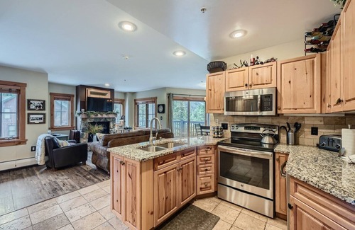 River Run Condo | Bright Corner Unit in River Run/Walk to the Slopes/Pool and Hot Tub Access
