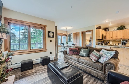 River Run Condo | Bright Corner Unit in River Run/Walk to the Slopes/Pool and Hot Tub Access