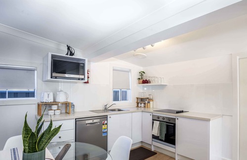 Orange Cottage | Bright, Cosy and Central Cottage- Free Wi-fi, Netflix and Disney Plus
