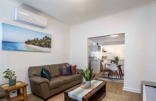 Orange Cottage | Bright, Cosy and Central Cottage- Free Wi-fi, Netflix and Disney Plus
