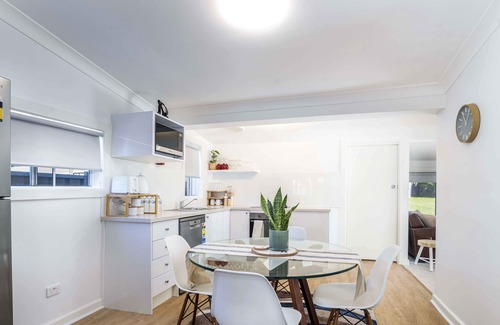 Orange Cottage | Bright, Cosy and Central Cottage- Free Wi-fi, Netflix and Disney Plus
