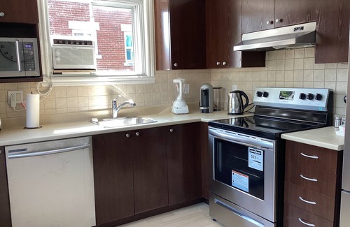 Mercier-Hochelaga-Maisonneuve Apartment | Bright cosy apartment short walk to metro green line near Olympic Village