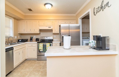 Montgomery House | Bright & Cosy Carriage Hill Home For 4 Guests