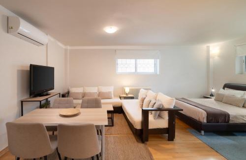 Glyfada Apartment | Bright, Cosy Studio close to Glyfada Beach & Center