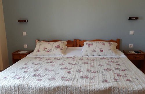 Dassia House | Bright, Cosy, Twin or Double.