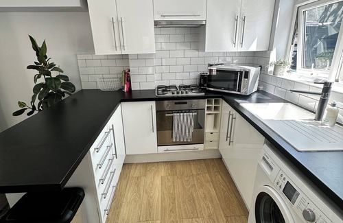 Haringey Apartment | Bright & Cosy Two-Bedroom Flat with Garden