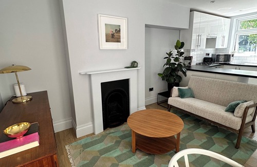 Haringey Apartment | Bright & Cosy Two-Bedroom Flat with Garden
