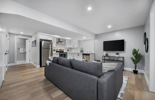 Kitchener House | Bright & Cozy 1BR Basement Unit