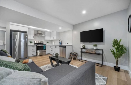 Kitchener House | Bright & Cozy 1BR Basement Unit