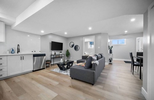 Kitchener House | Bright & Cozy 1BR Basement Unit