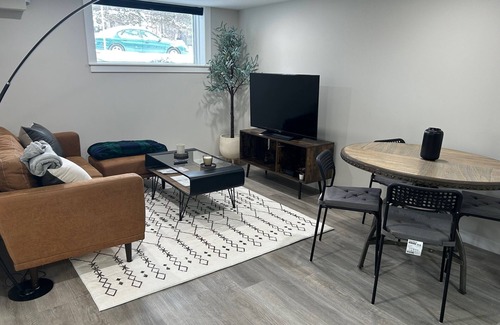 Northwest Calgary House | Bright & Cozy 2-Bedroom Suite