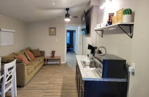 Tucson House | Bright Cozy 2br-1ba Guesthouse