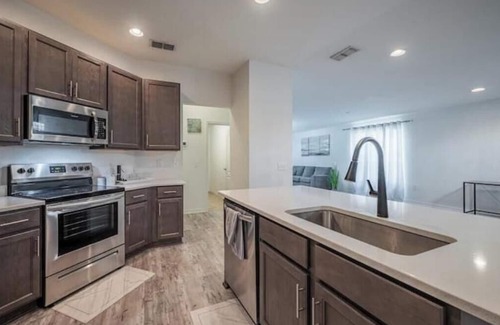 Lakeland House | Bright & Cozy 3 BR Near Parks & Dining in Lakeland