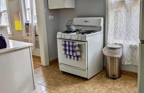Palmer Square Apartment | Bright/Cozy/Hip 2/1 Apt | Logan Square